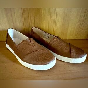 NWOT. Tom’s Leather Slip-on Shoes (Women’s)